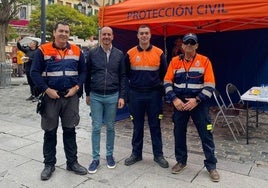 El concejal de Seguridad, César Martín, junto a voluntarios de Protección Civil.