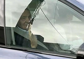 Juan Carlos saluda, a su salida de la casa de Pedro Campos, en Sanxenxo.