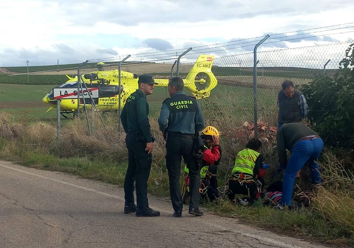 El grupo de rescate de la Junta atiende a Antonio Clemente Bayón en la cuneta junto a los guardias civiles que dieron con él.