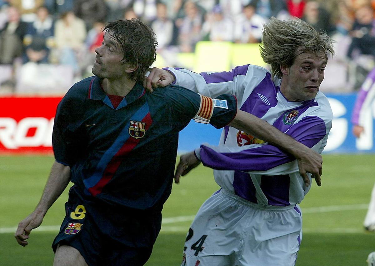 Imagen secundaria 1 - Luis Enrique controla bajo la presión de Alberto Marcos, 'Chino' Losada pelea por la posición con Phillip Cocu y Óscar intenta deshacerse de Luis Enrique, Oleguer y Thiago Motta