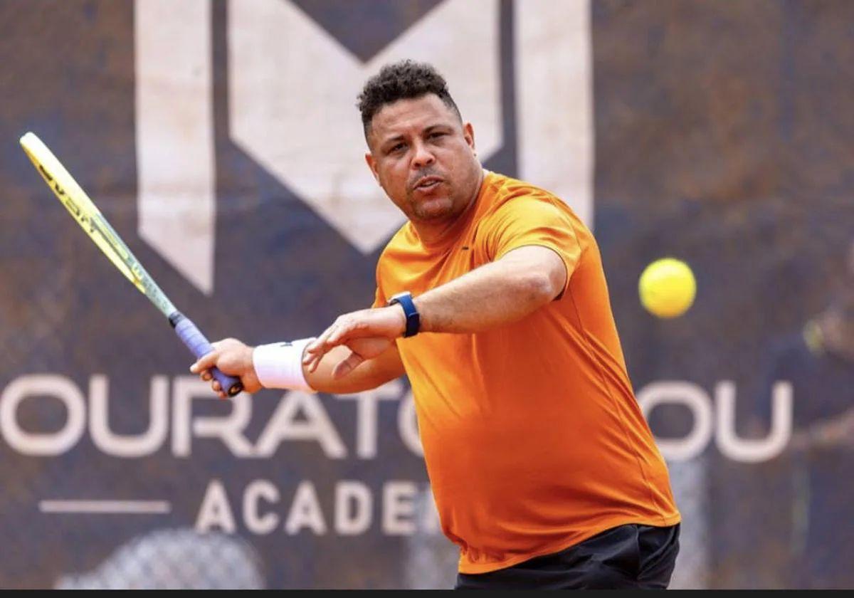 Ronaldo Nazário prueba su drive en la Academia de Tenis Mouratoglou.