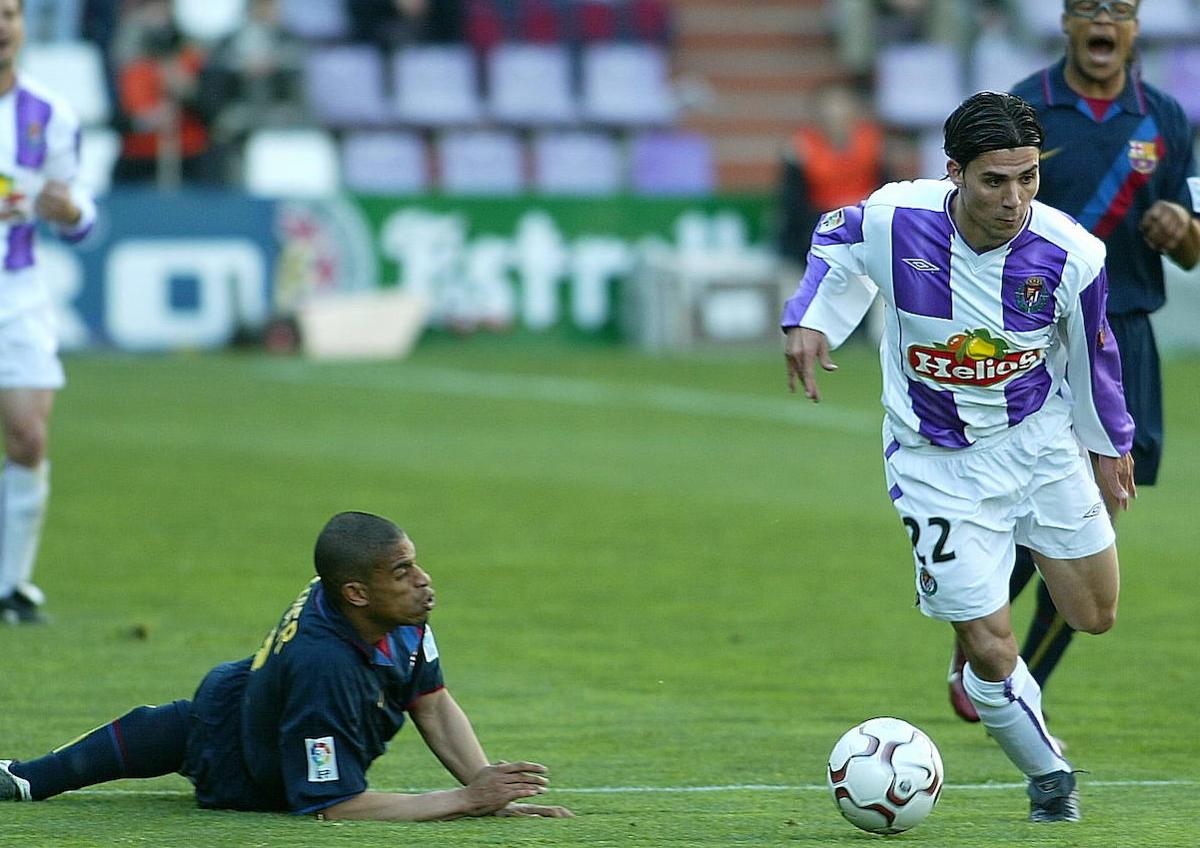 Imagen secundaria 1 - Chema supera a su defensor, Fernando Sales regatea a Reiziger y Ronaldinho celebra el segundo gol del Barça antes de ser expulsado en el minuto 53