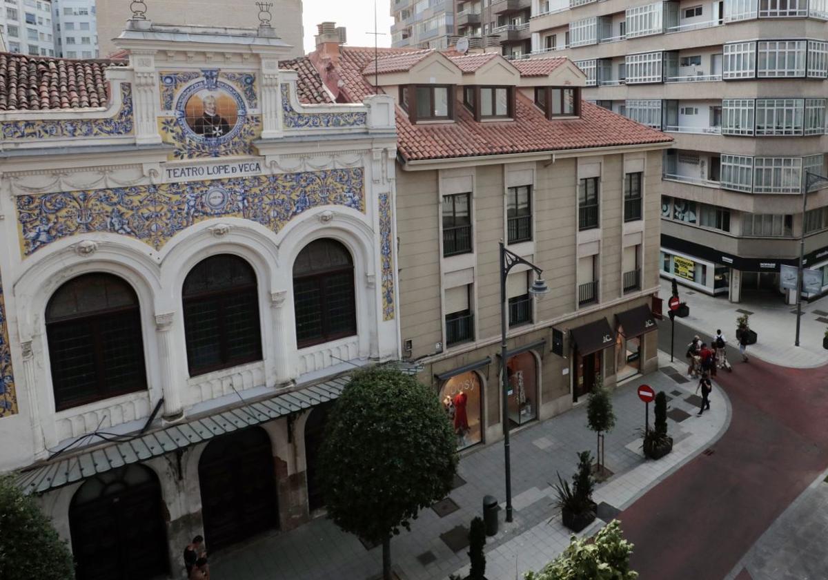 Esquina de las calles Veinte de Febrero y María de Molina, adyacente al Teatro Lope de Vega.