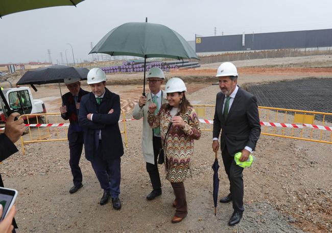 La alcaldesa visita las obras de la central de calor, acompañada por los máximos representantes de Iberdrola tras la presentación, a la que acudieron varios administradores de fincas.