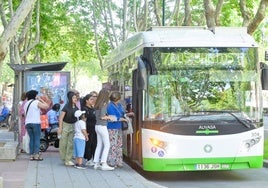 Usuarios de Auvasa cogen un autobús de la línea 7 en la parada de El Corte Inglés.