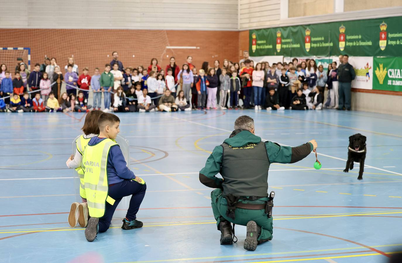 Las imágenes del izado de la bandera nacional en Arroyo de la Encomienda