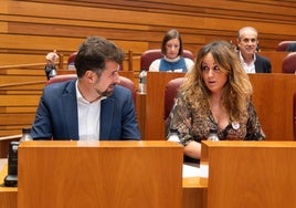 Luis Tudanca habla con Patricia Gómez Urbán antes de comenzar el Pleno de las Cortes de Castilla y León.