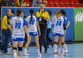 Salva Puig da instrucciones en el último partido jugado ante Kosovo.