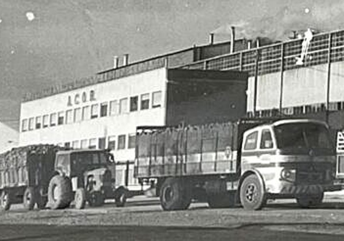 Camiones transportando remolacha a la azucarera de Acor de Valladolid en una imagen recogida en el libro sobre los 60 años de historia de la azucarera.