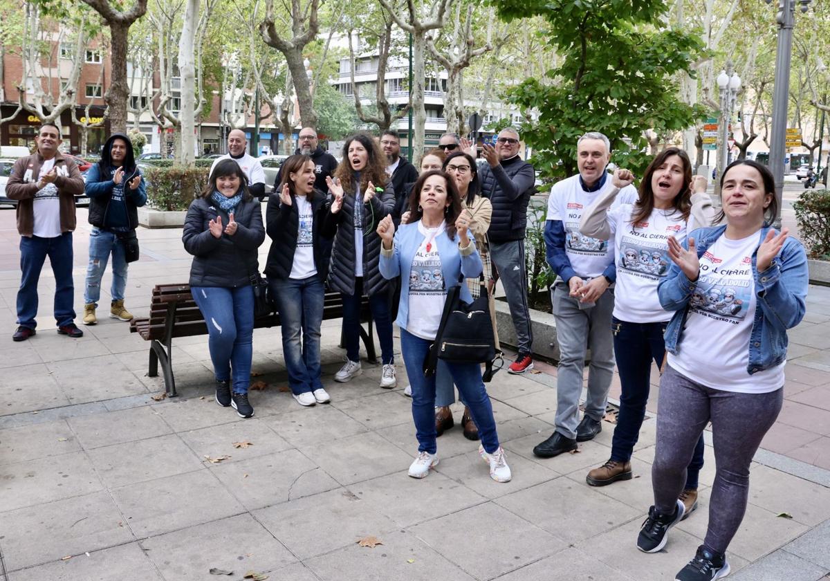 Trabajadores de Bimbo aplauden a sus representantes este martes en el Paseo de Zorrilla antes de la reunión sobre el ERE.