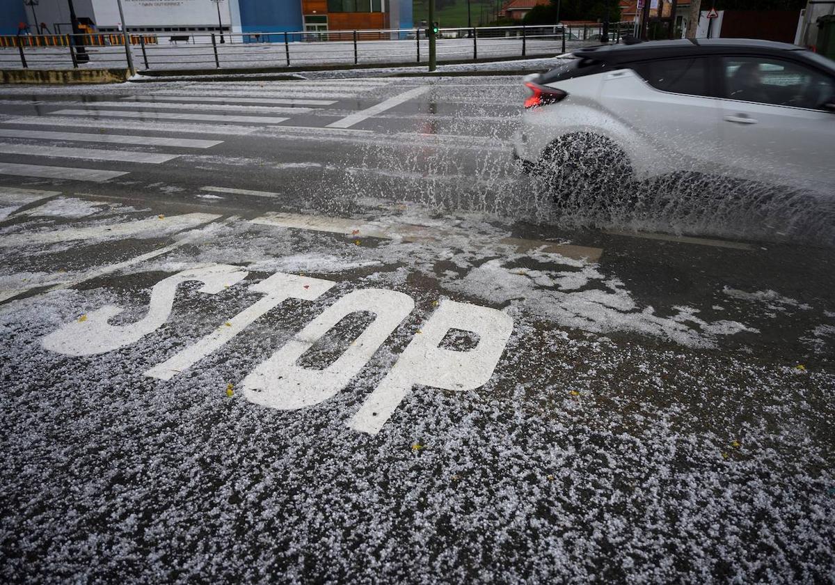 Un coche circula en pleno temporal.