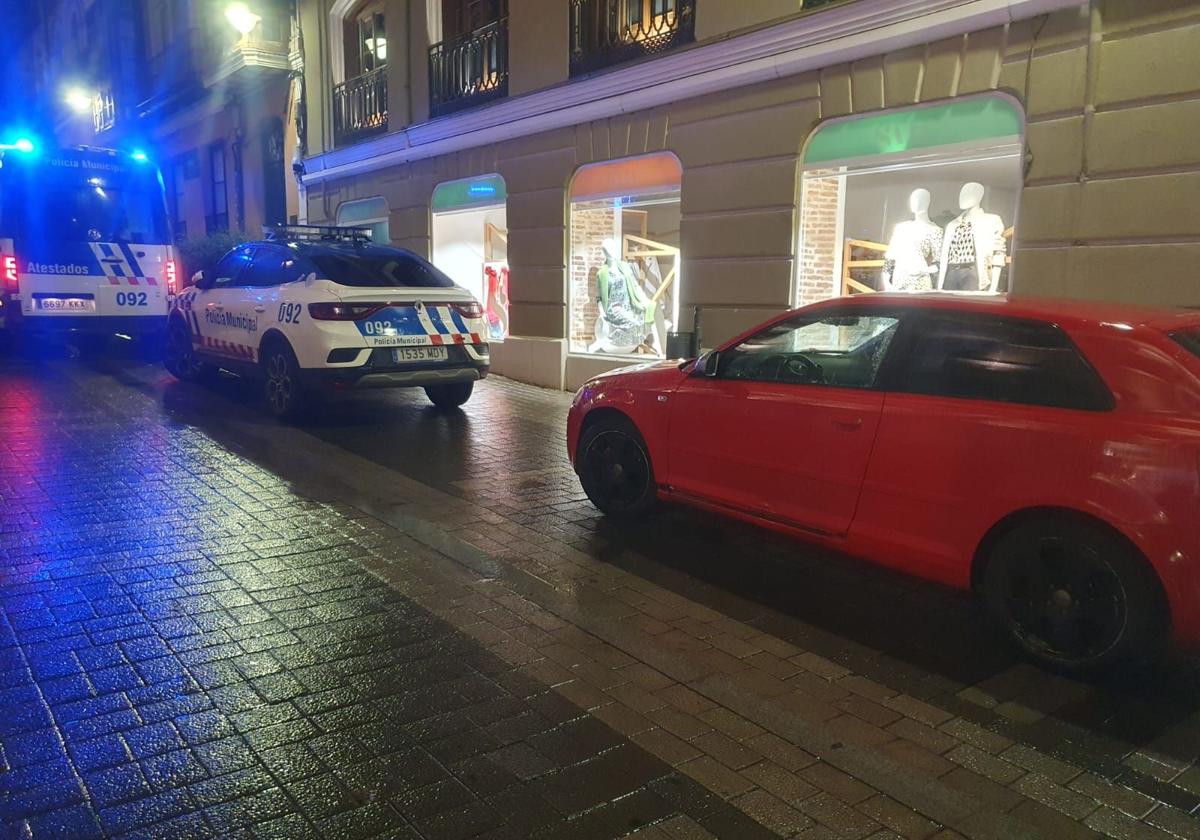 Policía Municipal, junto al vehículo interceptado tras intentar acceder a una calle en dirección prohibida.