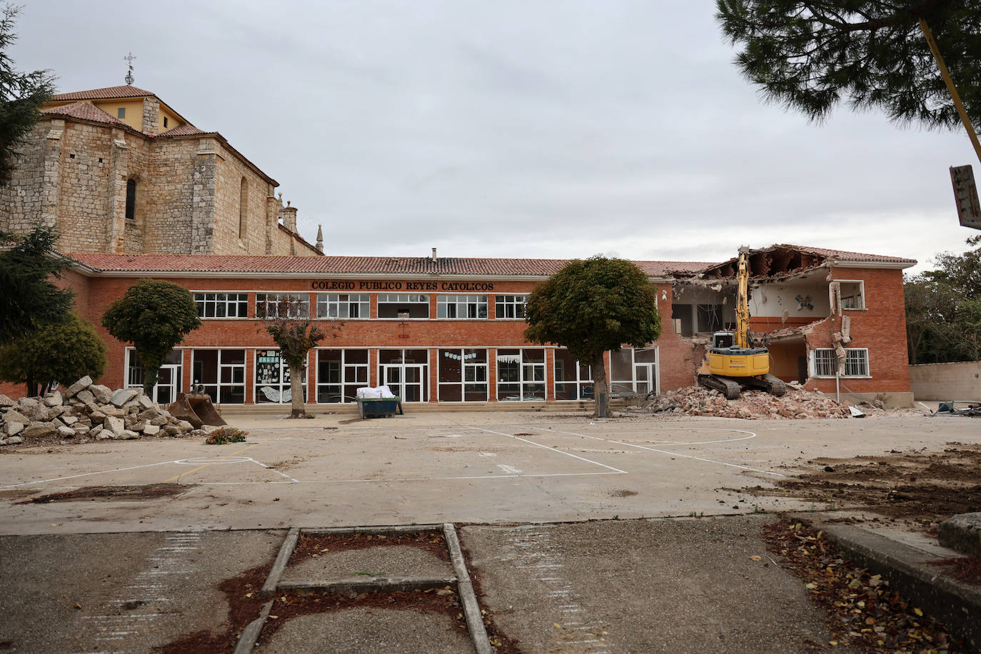 El colegio de Dueñas se reduce a escombros