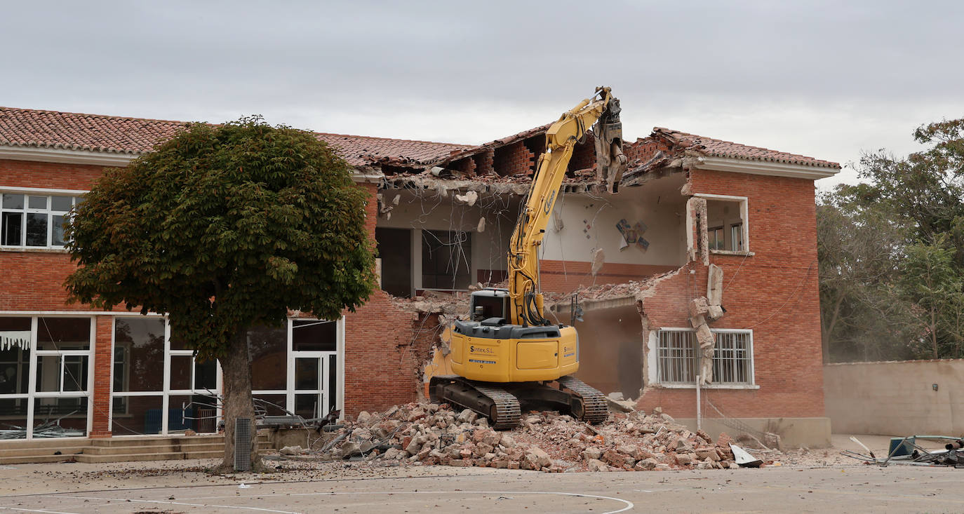 El colegio de Dueñas se reduce a escombros