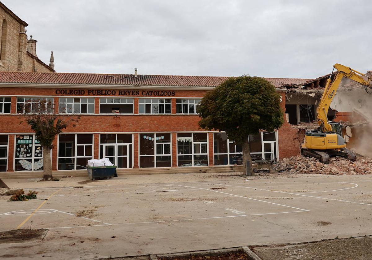 El colegio de Dueñas se reduce a escombros