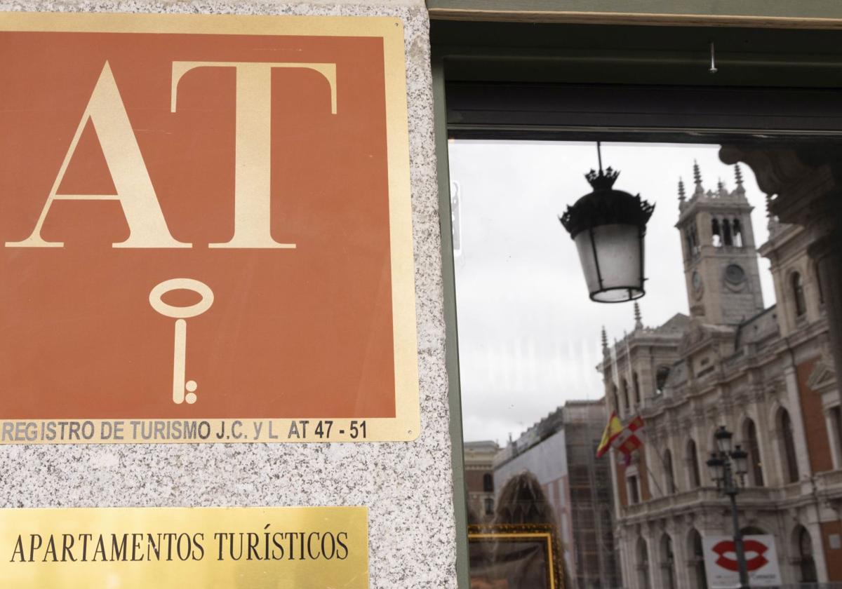 Placa identificativa de un apartamento turístico en pleno casco histórico de Valladolid.