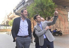 El ahora ministro Óscar Puente y el portavoz del PSOE, Pedro Herrero, junto al viaducto de Arco de Ladrillo en una imagen de archivo