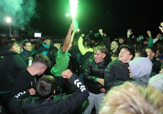 Los jugadores del Villamuriel celebran con la afición el pase a la siguiente ronda de la Copa del Rey.