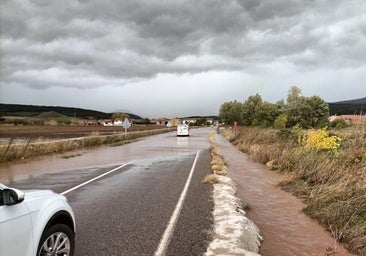 La inundación de la carretera ha obligado a cortarla en la entrada a Nestar