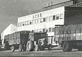 Camiones transportando remolacha a la azucarera de Acor de Valladolid en una imagen recogida en el libro sobre los 60 años de historia de la azucarera.