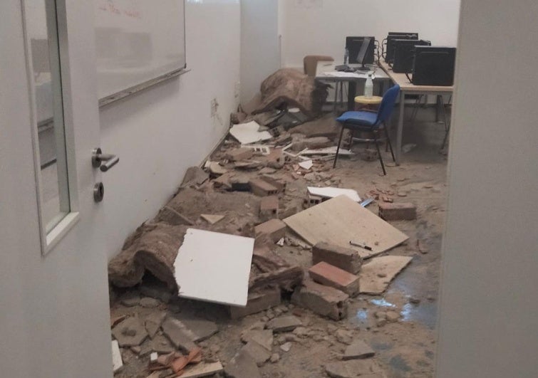 Escombros, en el suelo del aula de informática tras el derrumbe.