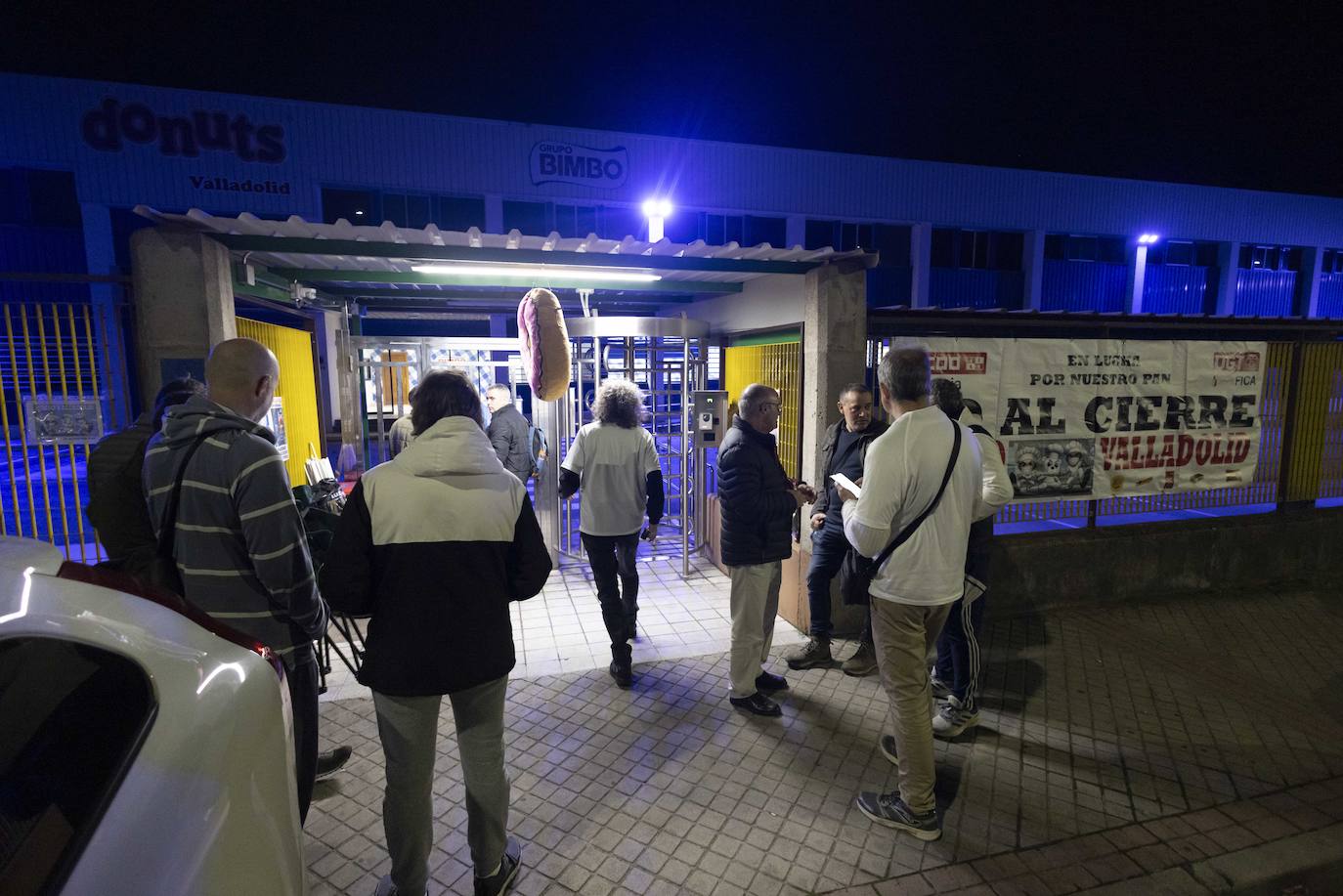 Los trabajadores de Bimbo inician la huelga a las puertas de la fábrica