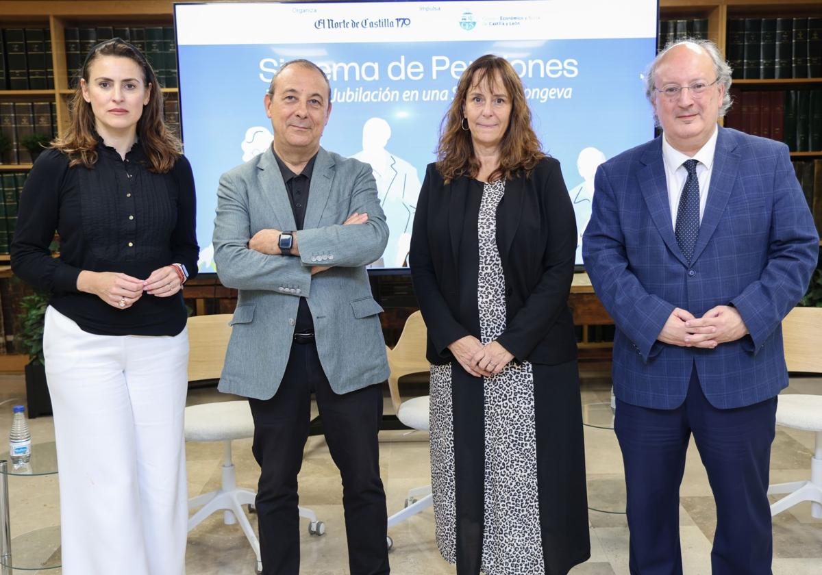 Los participantes en la mesa redonda, en la Hemeroteca de El Norte de Castilla: Cristina Estévez, Carlos Bravo, Olimpia del Águila y Enrique Cabero.