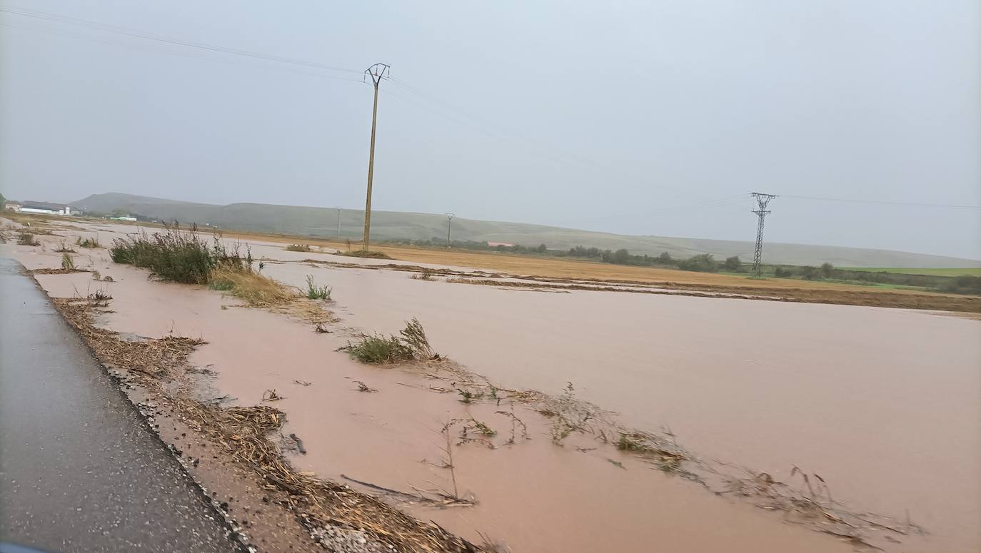 El río Rubagón anega carreteras en el norte palentino