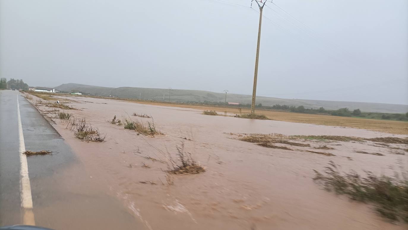 El río Rubagón anega carreteras en el norte palentino