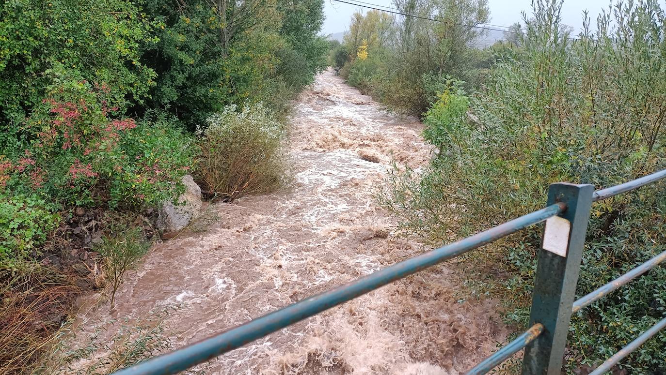 El río Rubagón anega carreteras en el norte palentino