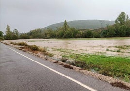 El río Rubagón anega carreteras en el norte palentino