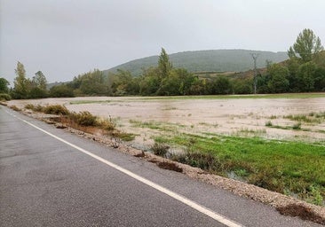 El río Rubagón anega carreteras en el norte palentino