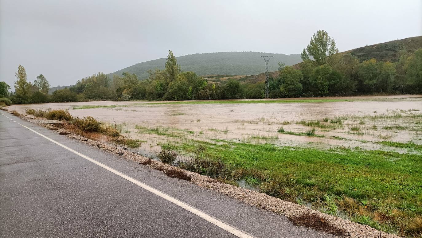 El río Rubagón anega carreteras en el norte palentino