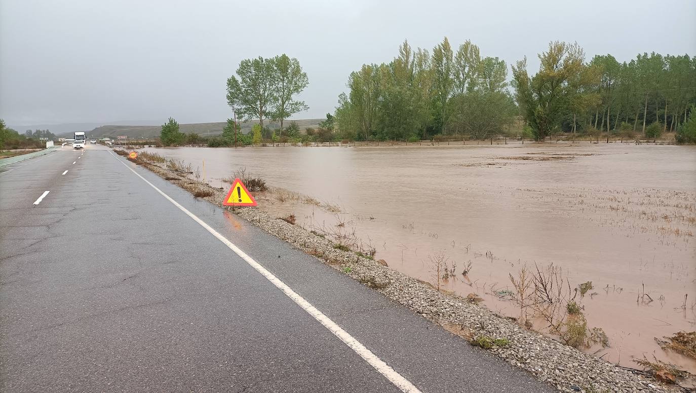 El río Rubagón anega carreteras en el norte palentino