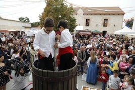 Pisado tradicional de la uva en la Feria del Vino de Quinyanolla de Onésimo.