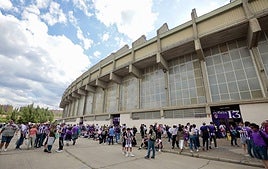 Aficionados al Real Valladolid, antes de un partido en el estadio José Zorrilla.