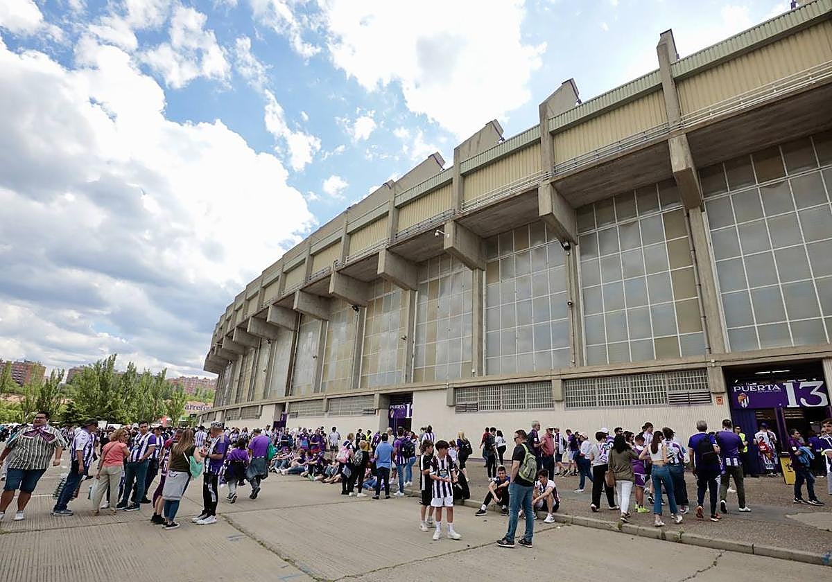 Aficionados al Real Valladolid, antes de un partido en el estadio José Zorrilla.