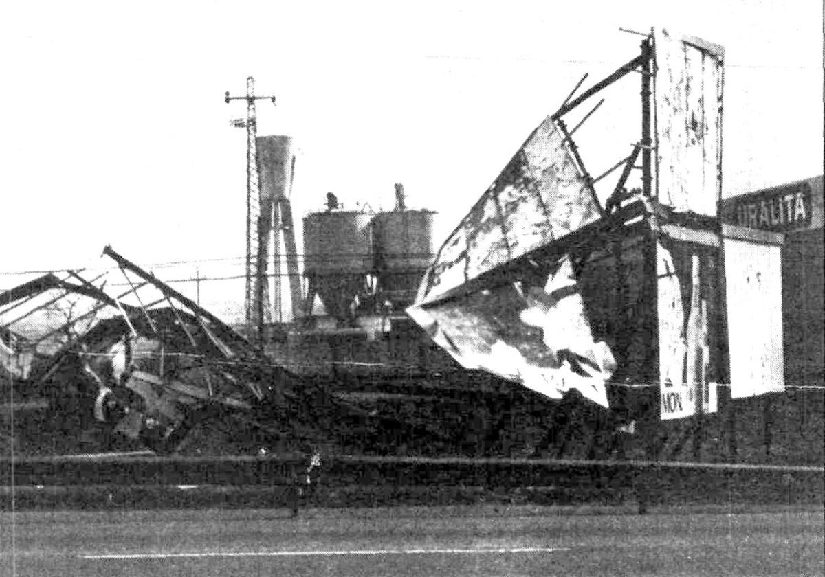 Vallas destrozadas por el vendaval del 25 de febrero de 1989 ante la fábrica de Uralita de la carretera de Madrid.