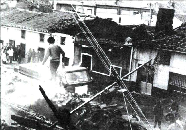 Labores de desescombro de las casas incendiados el 25 de febrero de 1989 en Navada del Rey.