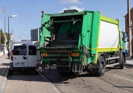 Un camión del servicio de limpieza sale de una empresa del polígono de Argales este jueves tras recoger la basura.