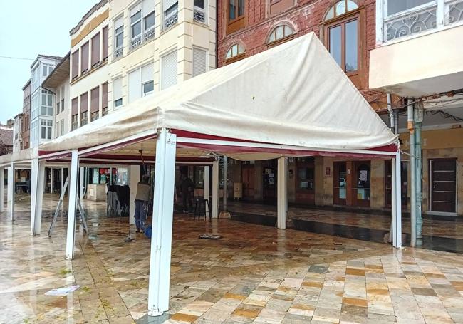 Marquesina en la Plaza de España de Aguilar que hubo que sujetar a los pilares de edificios.