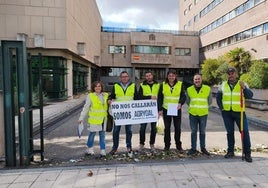 Representantes de Agrygal, este jueves, ante la subdelegación del Gobierno en Valladolid.
