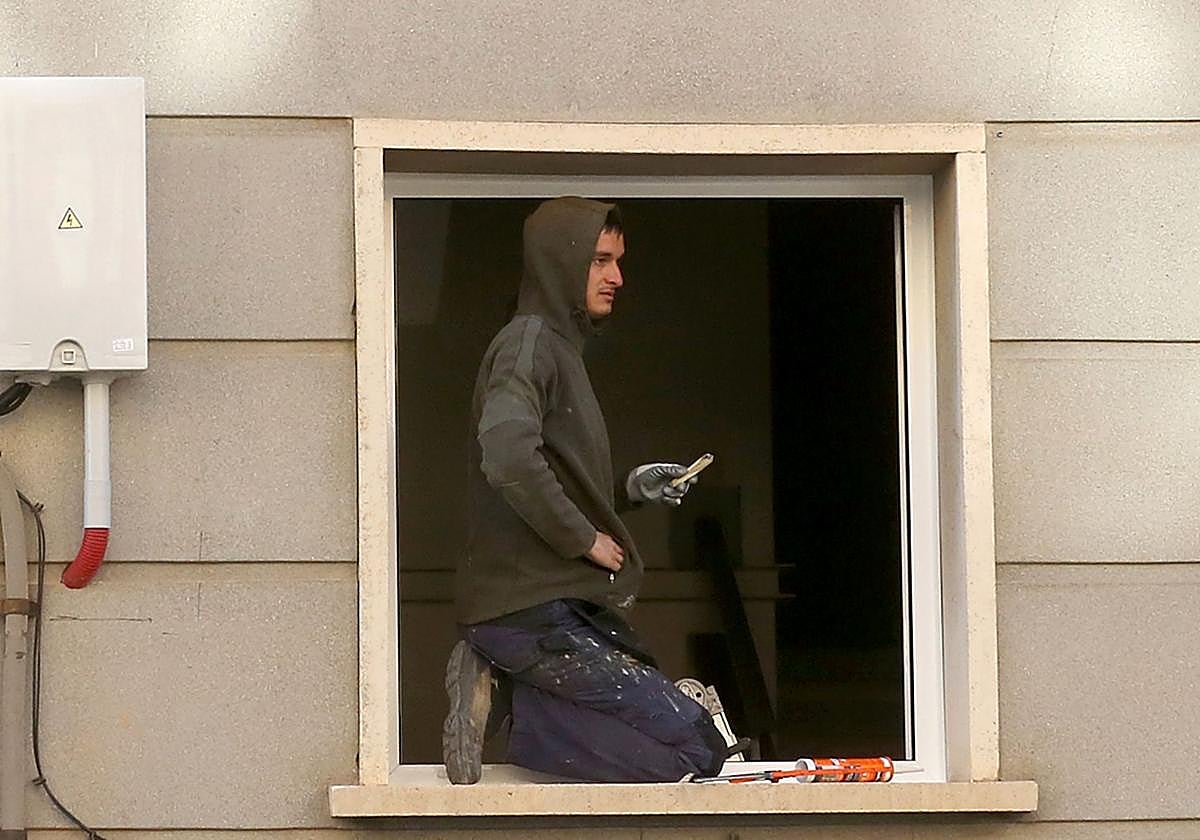 Un trabajador joven lleva a cabo sus labores en la reforma de un piso de la ciudad de Segovia.