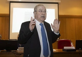 El catedrático José Carlos Pastor, el pasado mes de abril, cuando fue homenajeado en el Colegio Oficial de Ópticos-Optometristas de Valladolid.
