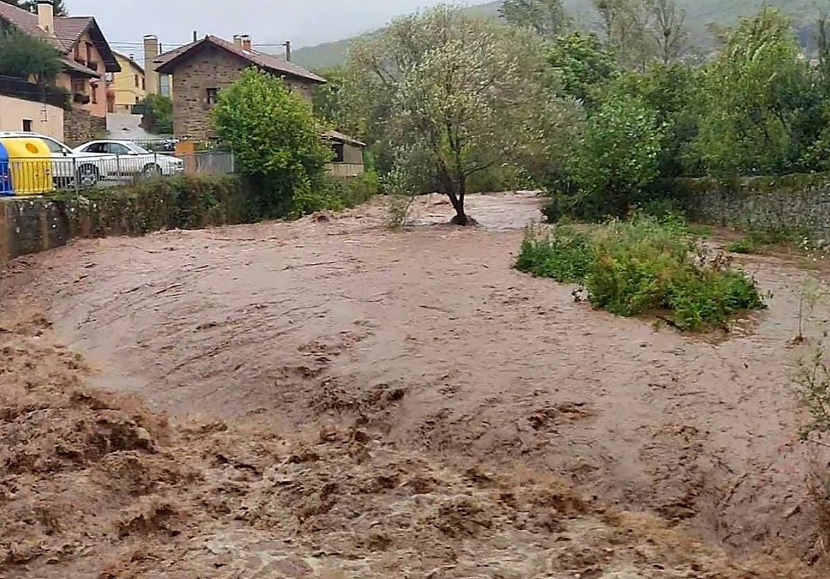 El río Rubagón se desbordó este miércoles a su paso por la localidad palentina de Barruelo de Santullán.