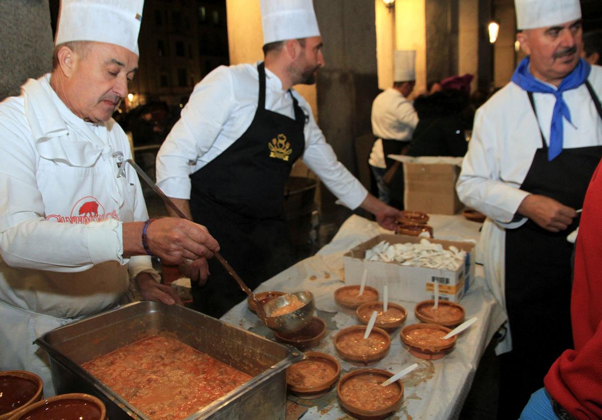 Cocineros reparten las Sopas del Santo durante el festivo de 2023.