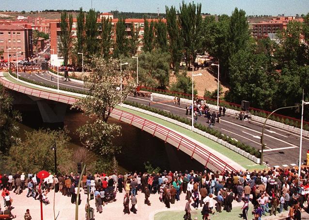 Centenares de personas, a ambos extremos del puente, minutos antes de la inauguración.