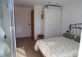 El dormitorio de líneas modernas y sencillas ocupa 16m2