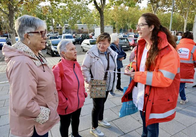 La enfermera Margarita Martín toma el nombre de los participantes