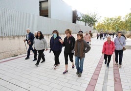 Participantes en las caminatas del Centro de Salud La Victoria